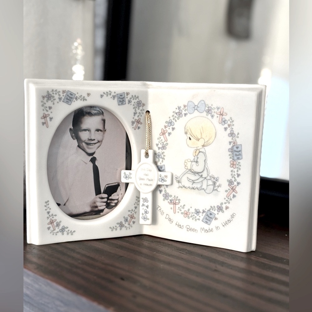 Vintage Precious Moments Photo Frame. 1990’s | 6”W | Porcelain | Pastel